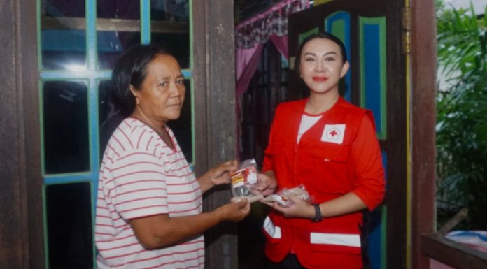 Marak Kasus DBD, Karolin Bagikan Abate Ke Masyarakat