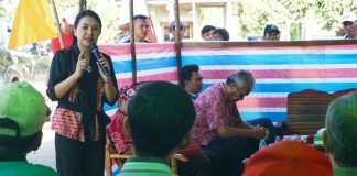 Hadiri Pelantikan Timanggong Desa Angkaras, Karolin Jelaskan Perda Kelembagaan Adat