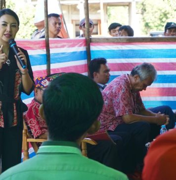 Hadiri Pelantikan Timanggong Desa Angkaras, Karolin Jelaskan Perda Kelembagaan Adat