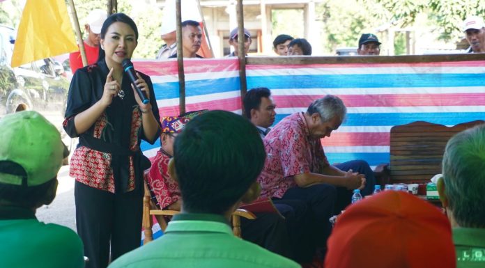 Hadiri Pelantikan Timanggong Desa Angkaras, Karolin Jelaskan Perda Kelembagaan Adat