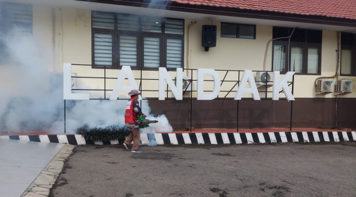 Cegah DBD, Polres Landak Lakukan Fogging