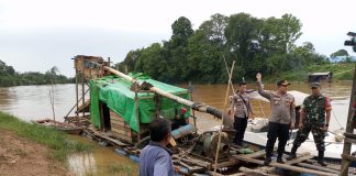 Gelar Patroli di Sungai Landak, Kapolres Bersama Dandim 1210/LDK Edukasi Warga Tidak Lakukan Penambangan Ilegal