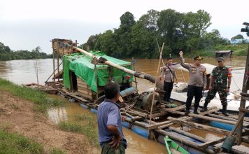 Gelar Patroli di Sungai Landak, Kapolres Bersama Dandim 1210/LDK Edukasi Warga Tidak Lakukan Penambangan Ilegal