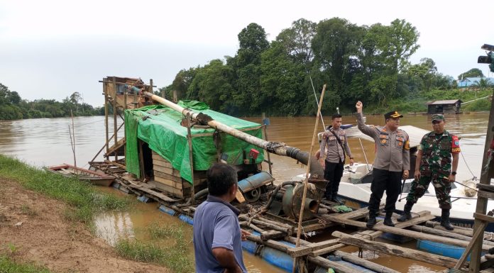 Gelar Patroli di Sungai Landak, Kapolres Bersama Dandim 1210/LDK Edukasi Warga Tidak Lakukan Penambangan Ilegal