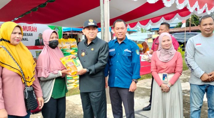 Penuhi Kebutuhan Masyarakat Jelang Hari Raya, Pemkab Landak Gelar Pangan Murah