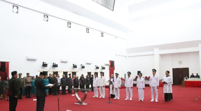 Lantik PAW Enam Kepala Desa, Samuel : Kedes Harus Mampu Kelola Keuangan Desa Secara Baik