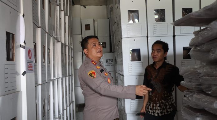 Kapolres Cek Gudang Logistik KPU Landak