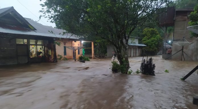 Banjir Bandang Rendam Sejumlah Rumah Warga di Jelimpo