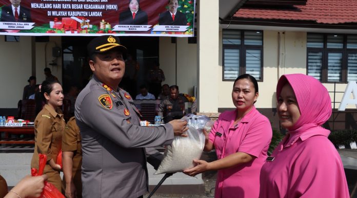 Warga Antusias Serbu Operasi Pasar Murah di Polres Landak