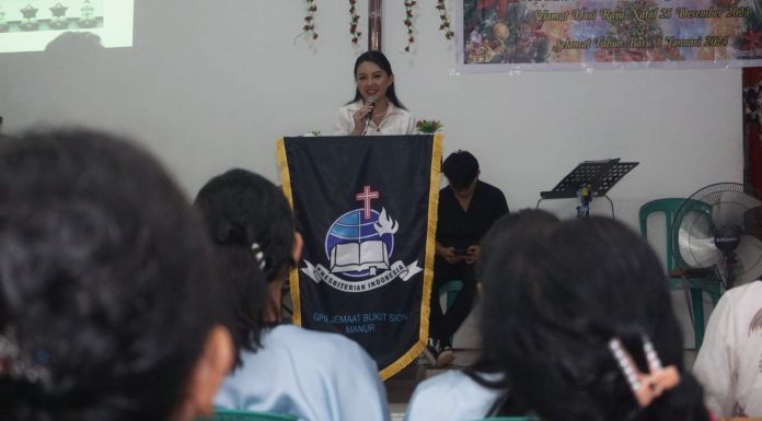Karolin Hadiri Natal GPII Jemaat Bukit Sion Manur