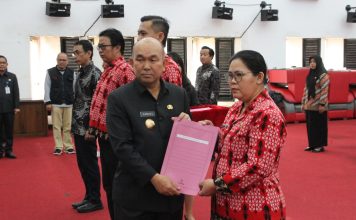 Samuel Serahkan SK Tenaga Kesehatan Rumah Sakit Pratama di Landak