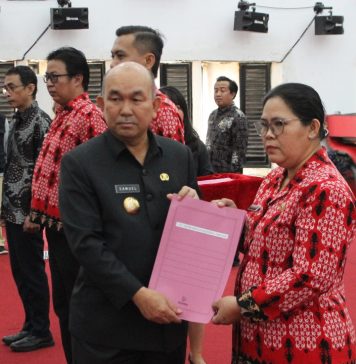 Samuel Serahkan SK Tenaga Kesehatan Rumah Sakit Pratama di Landak