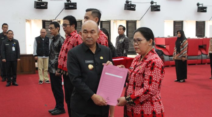 Samuel Serahkan SK Tenaga Kesehatan Rumah Sakit Pratama di Landak