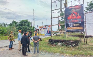 Tim Gabungan Tertibkan APK Diduga Langgar Aturan Pemasangan di Sengah Temila dan Mandor