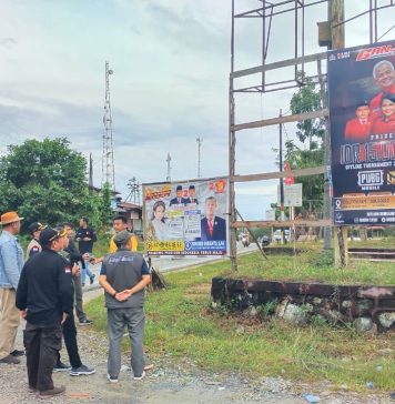 Tim Gabungan Tertibkan APK Diduga Langgar Aturan Pemasangan di Sengah Temila dan Mandor