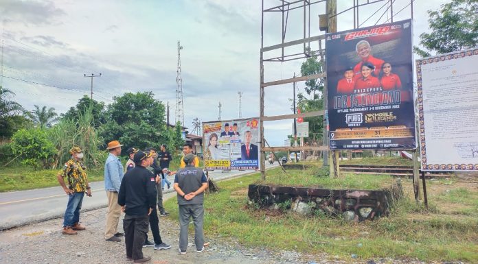 Tim Gabungan Tertibkan APK Diduga Langgar Aturan Pemasangan di Sengah Temila dan Mandor