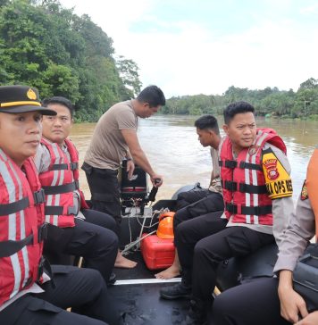 Bebit Air Sungai Landak Meningkat, Kapolres Turun Langsung Lakukan Pengecekan