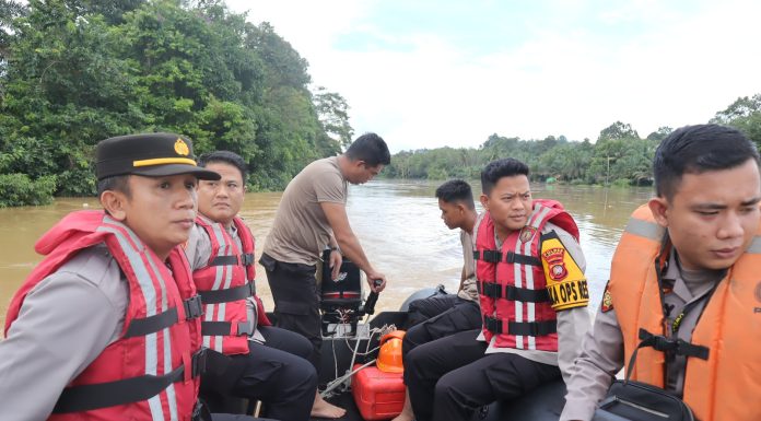 Bebit Air Sungai Landak Meningkat, Kapolres Turun Langsung Lakukan Pengecekan