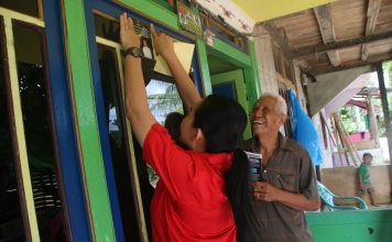 Karolin Door To Door Ke Masyarakat Sosialisasikan Progam KTP Sakti