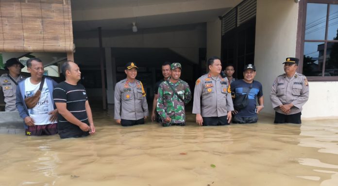 Cek Kondisi Banjir Kapolres Landak Salurkan Bantuan