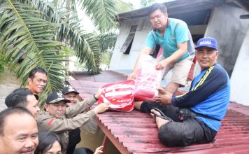 Tinjau Lokasi Banjir, Pj. Bupati Landak Serahkan Bantuan