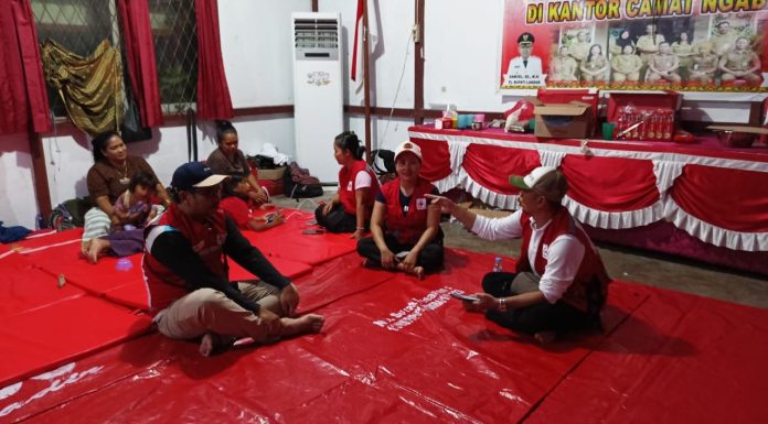 PMI Landak Turunkan Anggota Bantu Korban Banjir