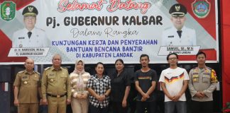 Tinjau Posko Pengungsian Banjir Pj Gubernur Kalbar Bersama Pj. Bupati Landak Serahkan Bantuan