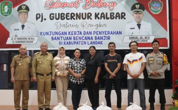 Tinjau Posko Pengungsian Banjir Pj Gubernur Kalbar Bersama Pj. Bupati Landak Serahkan Bantuan