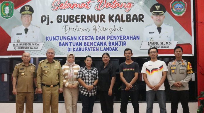 Tinjau Posko Pengungsian Banjir Pj Gubernur Kalbar Bersama Pj. Bupati Landak Serahkan Bantuan
