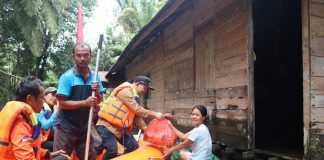 Korban Banjir di Nahaya dan Pak Mayam Terima Bantuan