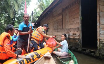 Korban Banjir di Nahaya dan Pak Mayam Terima Bantuan