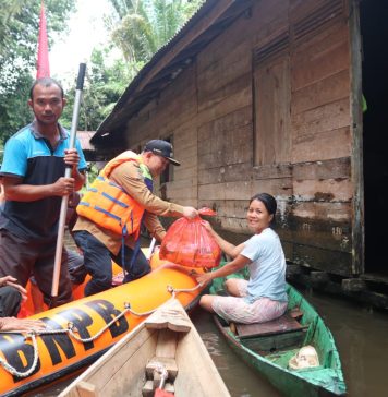 Korban Banjir di Nahaya dan Pak Mayam Terima Bantuan