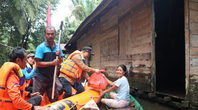 Korban Banjir di Nahaya dan Pak Mayam Terima Bantuan