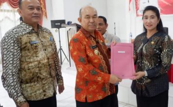Samuel Serahkan Surat Keputusan pengangkatan dan Mutasi Kepala Sekolah Dasar Negeri