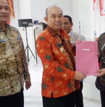 Samuel Serahkan Surat Keputusan pengangkatan dan Mutasi Kepala Sekolah Dasar Negeri