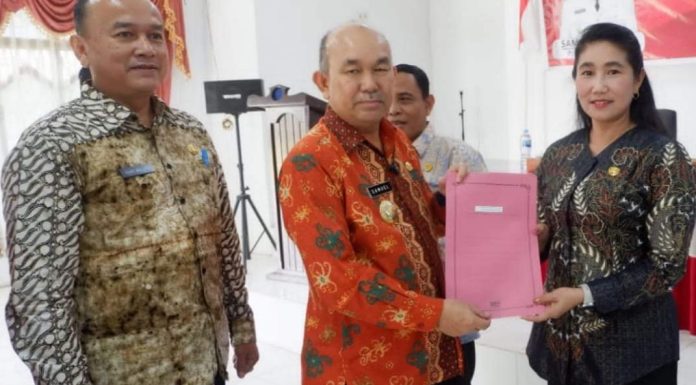 Samuel Serahkan Surat Keputusan pengangkatan dan Mutasi Kepala Sekolah Dasar Negeri