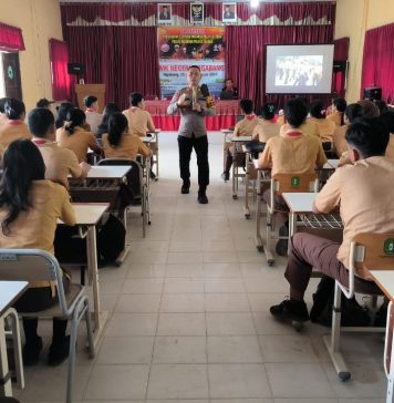 Sambangi Sekolah, Polsek Ngabang Sosialisasikan Penerimaan Anggota Polri