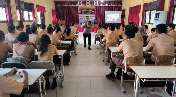 Sambangi Sekolah, Polsek Ngabang Sosialisasikan Penerimaan Anggota Polri