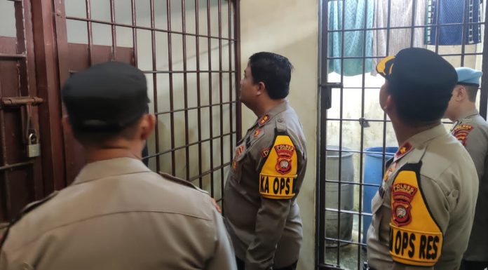 Kapolres Bersama Waka Polres Landak Cek Ruang Tahanan