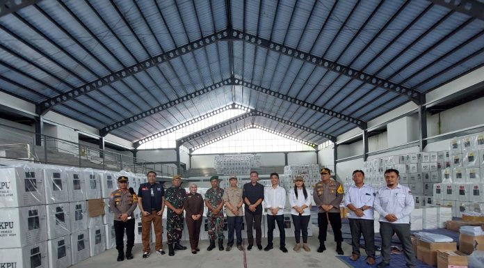 Polres Landak Pastikan Siap Kawal Pendistribusian Logistik Pemilu Hingga Tingkat Kecamatan dan Desa