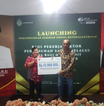Ahli Waris Almarhum Dominsianus Diran Anggota KPPS 007 Desa Bebatung Terima Santunan Jaminan Kematian Dari BPJS Ketenagakerjaan