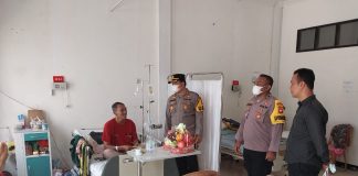 Katim Supervisi Ops Mantap Kapuas Bersama Kapolres Landak Jenguk Ketua KPPS 008 Yang Sakit