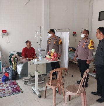 Katim Supervisi Ops Mantap Kapuas Bersama Kapolres Landak Jenguk Ketua KPPS 008 Yang Sakit