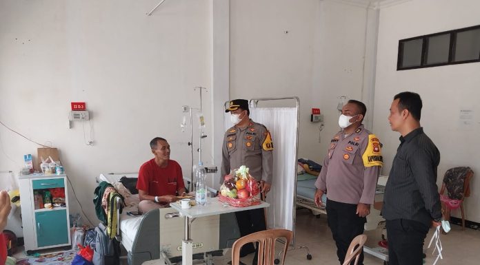 Katim Supervisi Ops Mantap Kapuas Bersama Kapolres Landak Jenguk Ketua KPPS 008 Yang Sakit