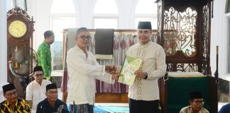 Pemkab Ketapang Serahkan Bantuan Beras Kepada Pengurus Rumah Ibadah dan Lembaga Kemasyarakatan