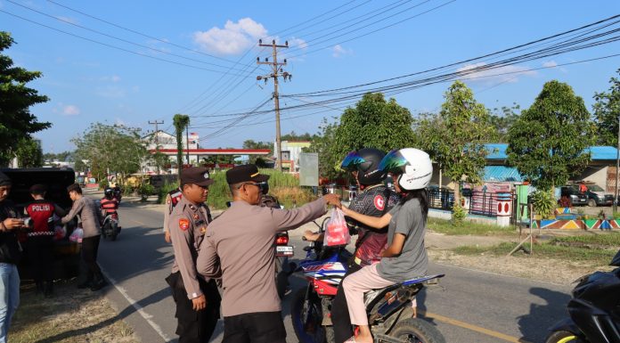 Berbagi Berkah Dibulan Ramadhan, Polres Landak Bagikan Takjil Gratis