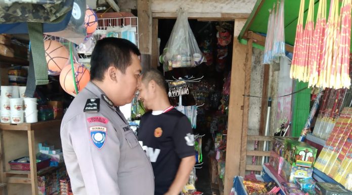 Polisi Gelar Razia Petasan di Pasar Ngabang
