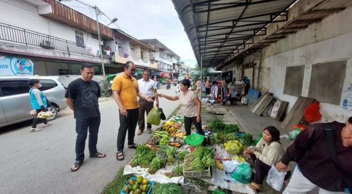 Bacalon Bupati Landak Yulius Aho Sambangi Pedagang