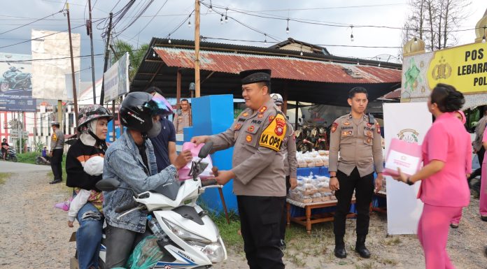 Kapolres Landak Turun Langsung Bagikan Takjil Ke Pengguna Jalan