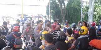 Bantu Pemudik di Pelabuhan Bakauheni, Polisi Bagikan Minum Gratis